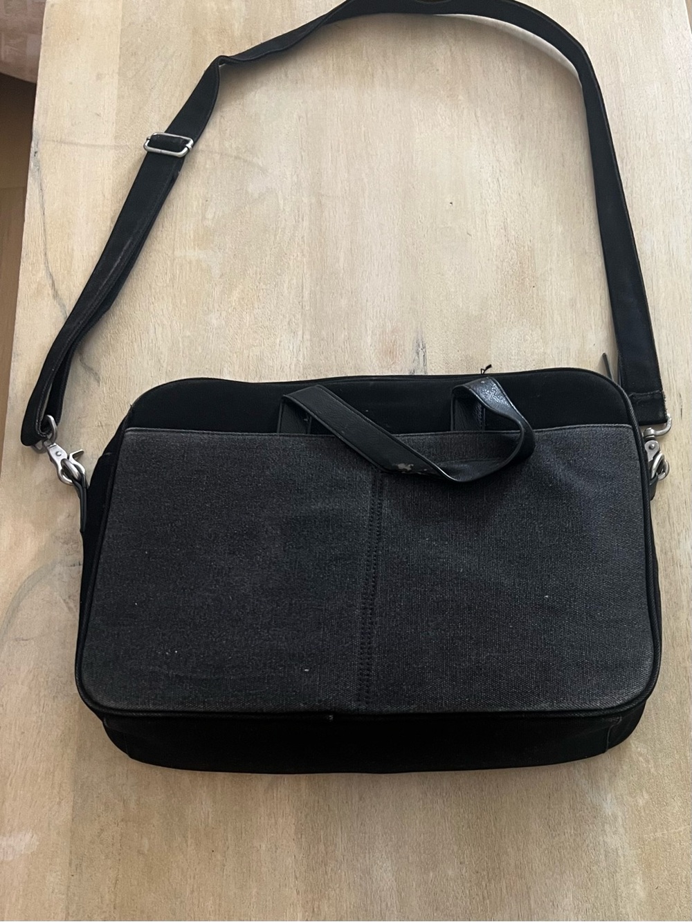Pre-Owned Banana Republic One Size Laptop Messenger Bag